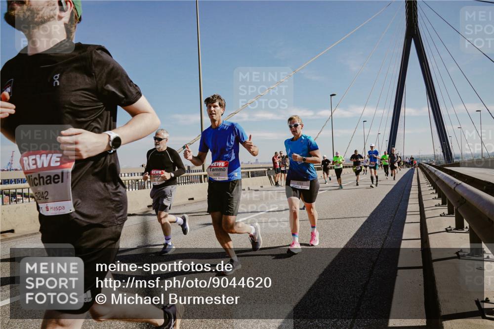 03.10.2025 - Köhlbrandbrückenlauf Michael Burmester http://msf.ph/oto/9044620 03.10.2025 12:26:29 Position 1 5242, 6562, 5753 meine-sportfotos.de