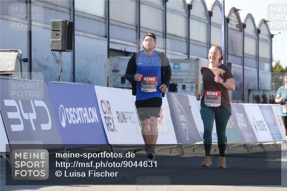 03.10.2025 - Köhlbrandbrückenlauf Luisa Fischer http://msf.ph/oto/9044631 03.10.2025 13:42:33 Ziel 6160, 6161 meine-sportfotos.de