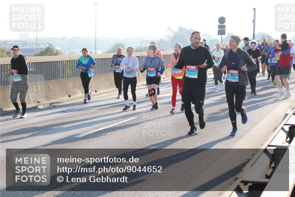03.10.2025 - Köhlbrandbrückenlauf Lena Gebhardt http://msf.ph/oto/9044652 03.10.2025 09:27:19 Position 1 124, 2300, 2298 meine-sportfotos.de