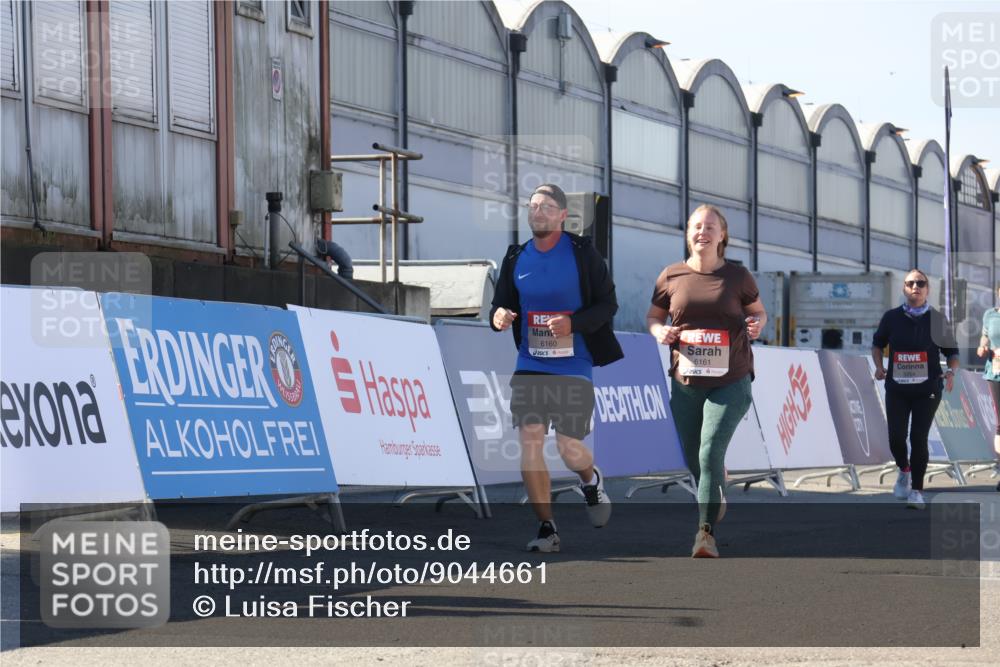 03.10.2025 - Köhlbrandbrückenlauf Luisa Fischer http://msf.ph/oto/9044661 03.10.2025 13:42:35 Ziel 6160, 6161 meine-sportfotos.de