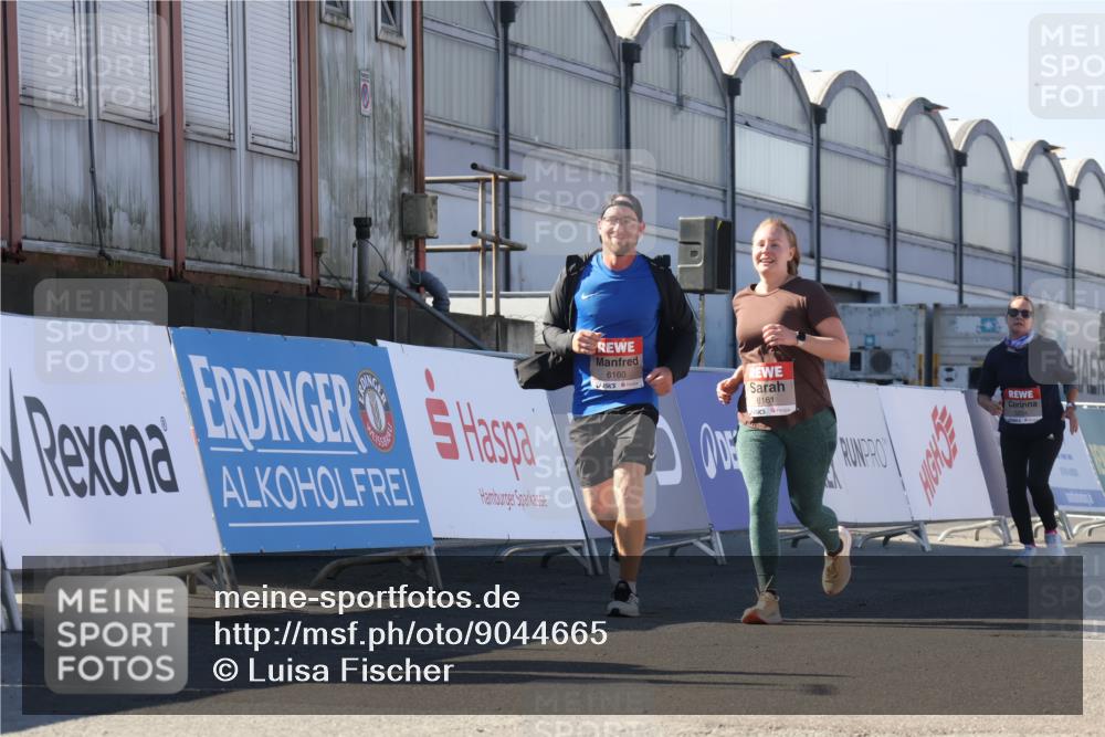 03.10.2025 - Köhlbrandbrückenlauf Luisa Fischer http://msf.ph/oto/9044665 03.10.2025 13:42:35 Ziel 6160, 6161 meine-sportfotos.de
