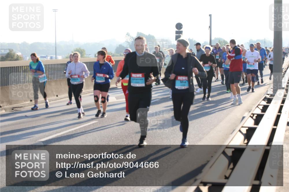 03.10.2025 - Köhlbrandbrückenlauf Lena Gebhardt http://msf.ph/oto/9044666 03.10.2025 09:27:19 Position 1  meine-sportfotos.de