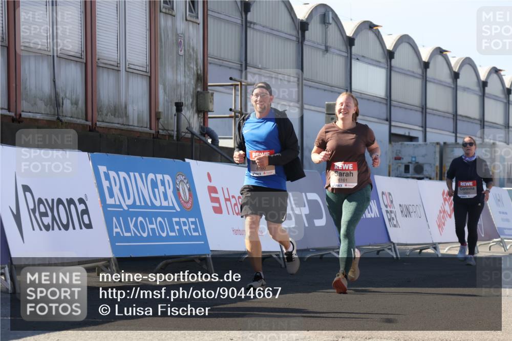 03.10.2025 - Köhlbrandbrückenlauf Luisa Fischer http://msf.ph/oto/9044667 03.10.2025 13:42:35 Ziel 6160, 6161 meine-sportfotos.de