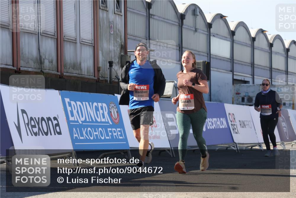 03.10.2025 - Köhlbrandbrückenlauf Luisa Fischer http://msf.ph/oto/9044672 03.10.2025 13:42:36 Ziel 5254, 6160, 6161, 6260 meine-sportfotos.de