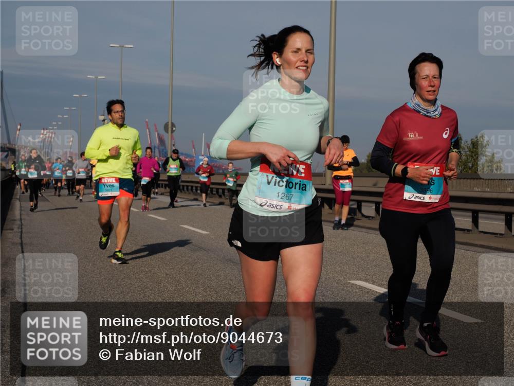 03.10.2025 - Köhlbrandbrückenlauf Fabian Wolf http://msf.ph/oto/9044673 03.10.2025 09:57:16 Position 3 3601, 1267, 3596 meine-sportfotos.de