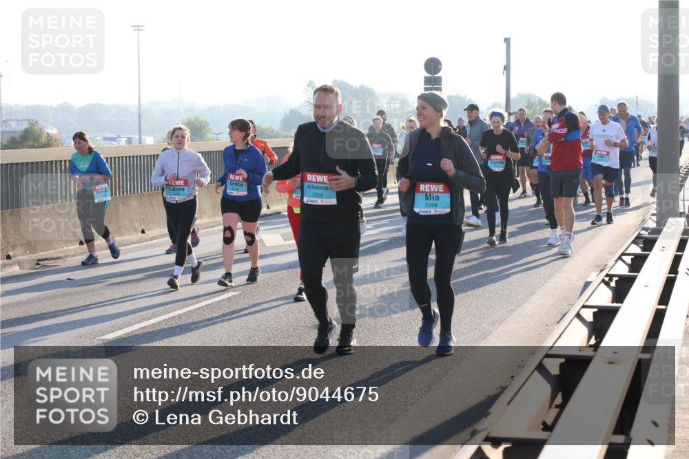 03.10.2025 - Köhlbrandbrückenlauf Lena Gebhardt http://msf.ph/oto/9044675 03.10.2025 09:27:19 Position 1 2300, 2298 meine-sportfotos.de