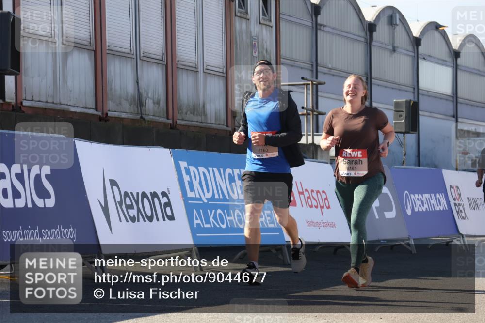 03.10.2025 - Köhlbrandbrückenlauf Luisa Fischer http://msf.ph/oto/9044677 03.10.2025 13:42:36 Ziel 5254, 6160, 6161, 6260 meine-sportfotos.de