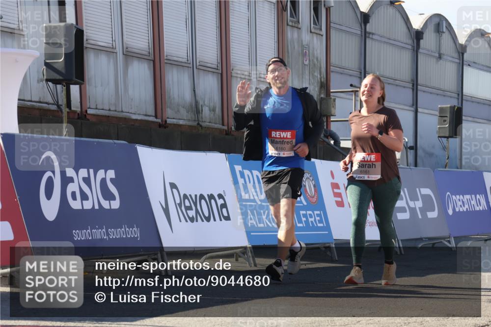 03.10.2025 - Köhlbrandbrückenlauf Luisa Fischer http://msf.ph/oto/9044680 03.10.2025 13:42:36 Ziel 5254, 6160, 6161, 6260 meine-sportfotos.de