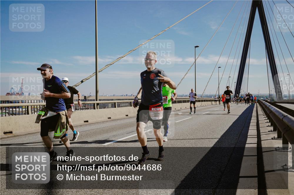 03.10.2025 - Köhlbrandbrückenlauf Michael Burmester http://msf.ph/oto/9044686 03.10.2025 12:26:34 Position 1 6822 meine-sportfotos.de