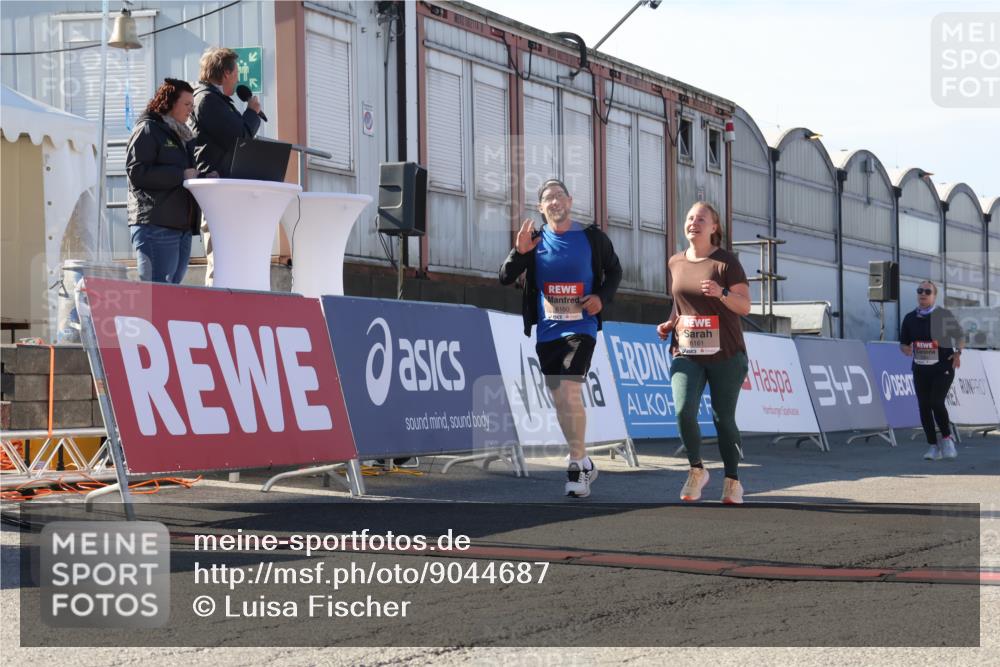 03.10.2025 - Köhlbrandbrückenlauf Luisa Fischer http://msf.ph/oto/9044687 03.10.2025 13:42:37 Ziel 5254, 6160, 6161, 6260 meine-sportfotos.de
