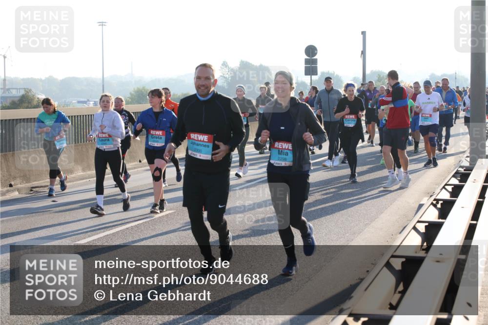 03.10.2025 - Köhlbrandbrückenlauf Lena Gebhardt http://msf.ph/oto/9044688 03.10.2025 09:27:19 Position 1 2300, 2298 meine-sportfotos.de