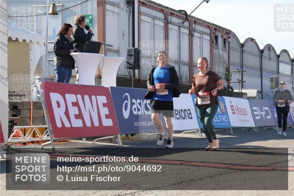 03.10.2025 - Köhlbrandbrückenlauf Luisa Fischer http://msf.ph/oto/9044692 03.10.2025 13:42:37 Ziel 5254, 6160, 6161, 6260 meine-sportfotos.de