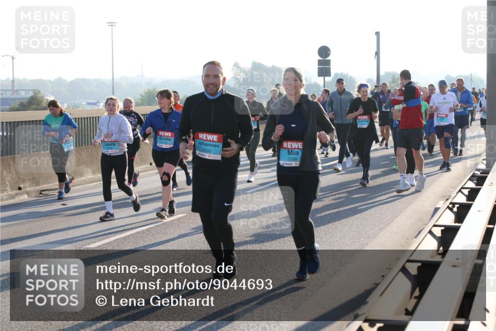 03.10.2025 - Köhlbrandbrückenlauf Lena Gebhardt http://msf.ph/oto/9044693 03.10.2025 09:27:20 Position 1 2249, 2300, 2298 meine-sportfotos.de