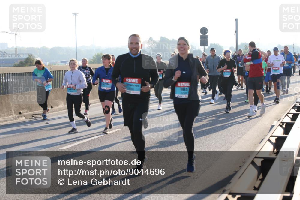03.10.2025 - Köhlbrandbrückenlauf Lena Gebhardt http://msf.ph/oto/9044696 03.10.2025 09:27:20 Position 1 2300, 2298 meine-sportfotos.de