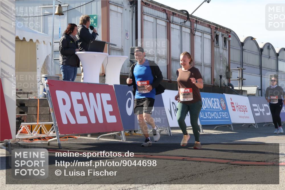 03.10.2025 - Köhlbrandbrückenlauf Luisa Fischer http://msf.ph/oto/9044698 03.10.2025 13:42:38 Ziel 5254, 6160, 6161, 6260 meine-sportfotos.de