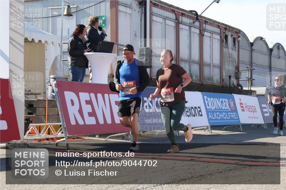 03.10.2025 - Köhlbrandbrückenlauf Luisa Fischer http://msf.ph/oto/9044702 03.10.2025 13:42:38 Ziel 5254, 6160, 6161, 6260 meine-sportfotos.de