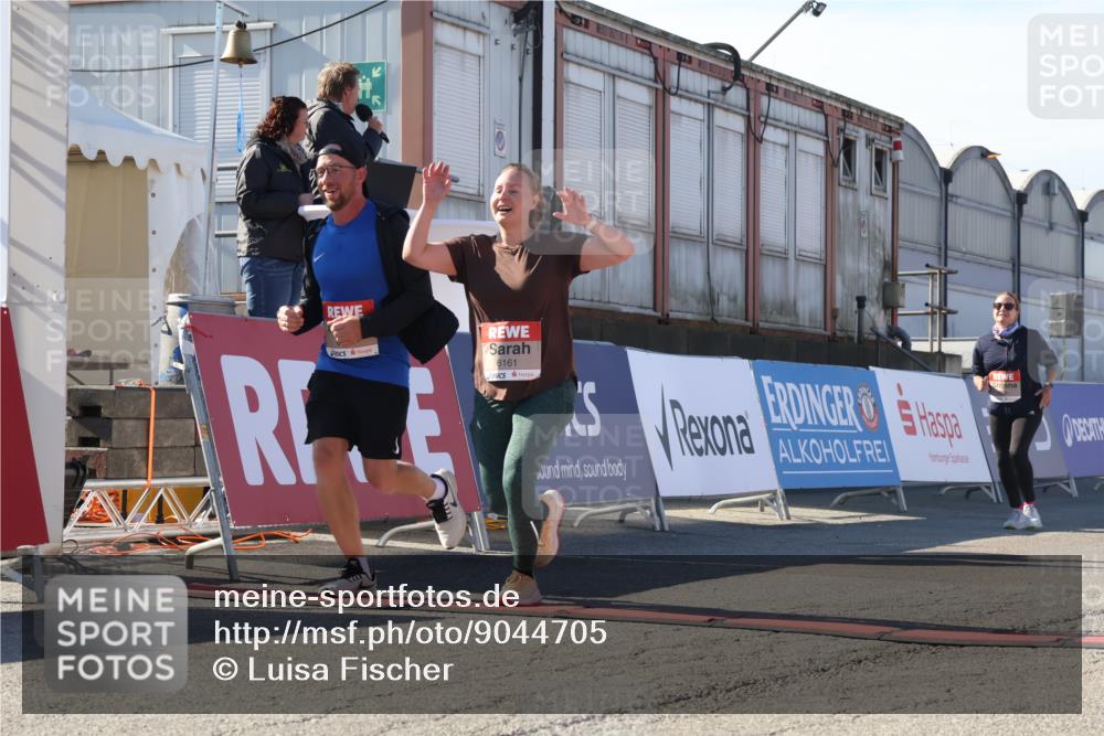 03.10.2025 - Köhlbrandbrückenlauf Luisa Fischer http://msf.ph/oto/9044705 03.10.2025 13:42:38 Ziel 5254, 6160, 6161, 6260 meine-sportfotos.de