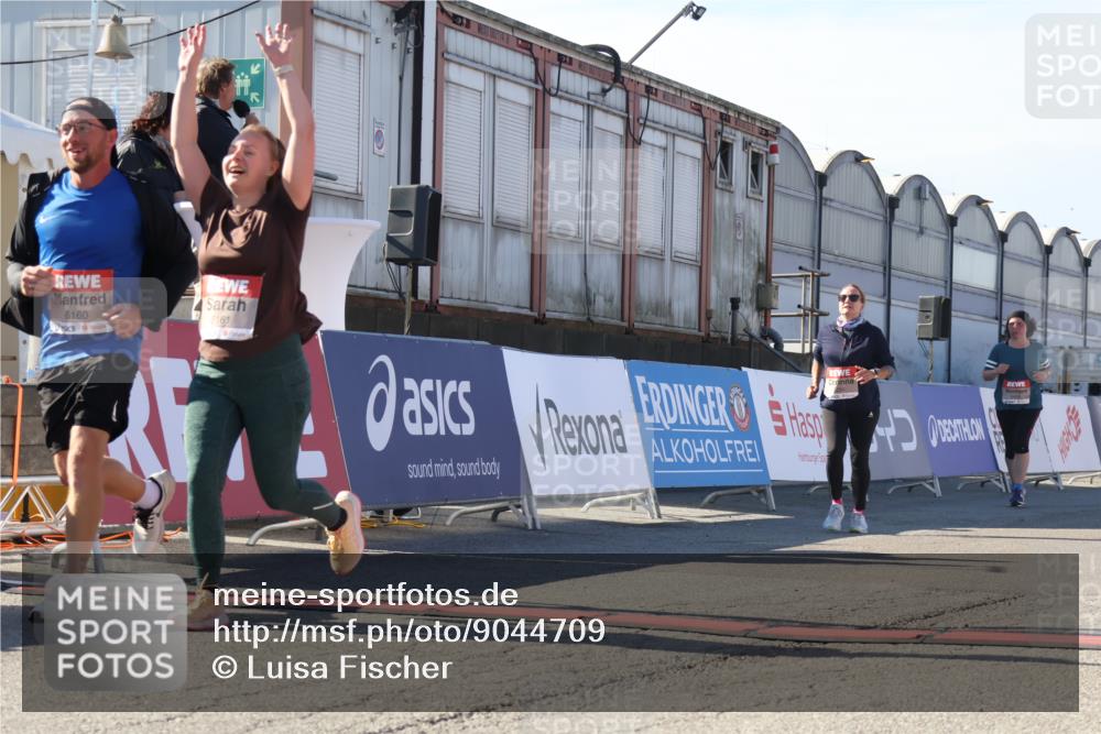 03.10.2025 - Köhlbrandbrückenlauf Luisa Fischer http://msf.ph/oto/9044709 03.10.2025 13:42:39 Ziel 5254, 5418, 6160, 6161, 6260 meine-sportfotos.de