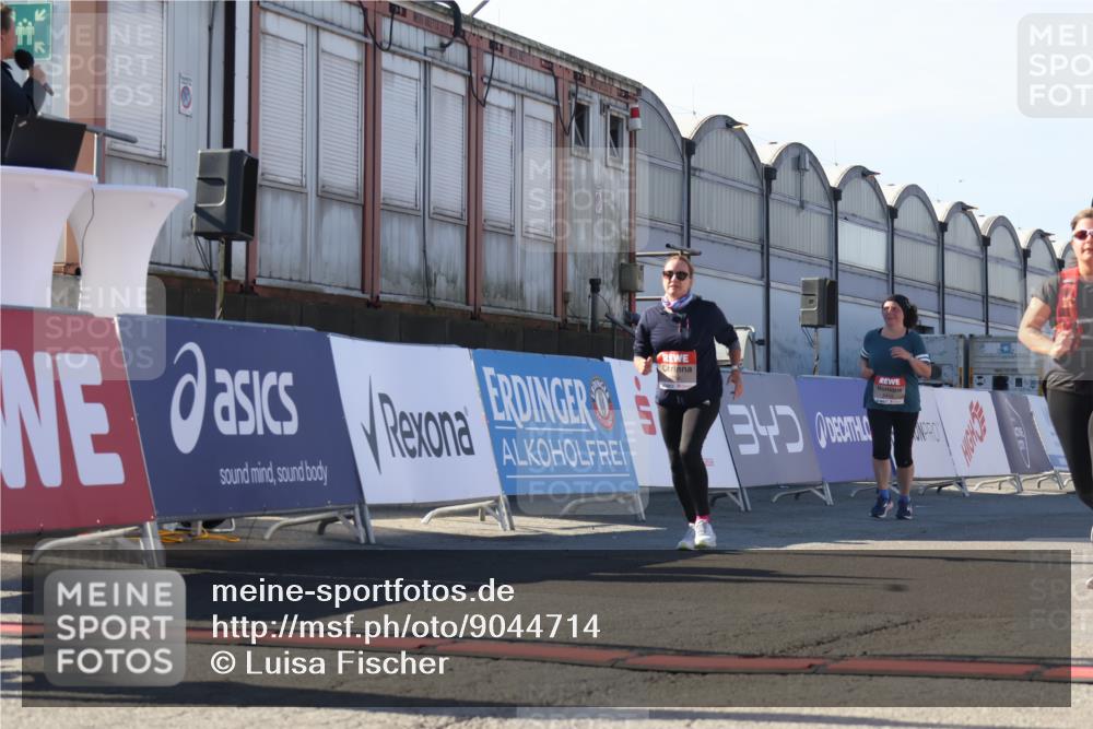 03.10.2025 - Köhlbrandbrückenlauf Luisa Fischer http://msf.ph/oto/9044714 03.10.2025 13:42:39 Ziel 5254, 5418, 6160, 6161, 6260 meine-sportfotos.de