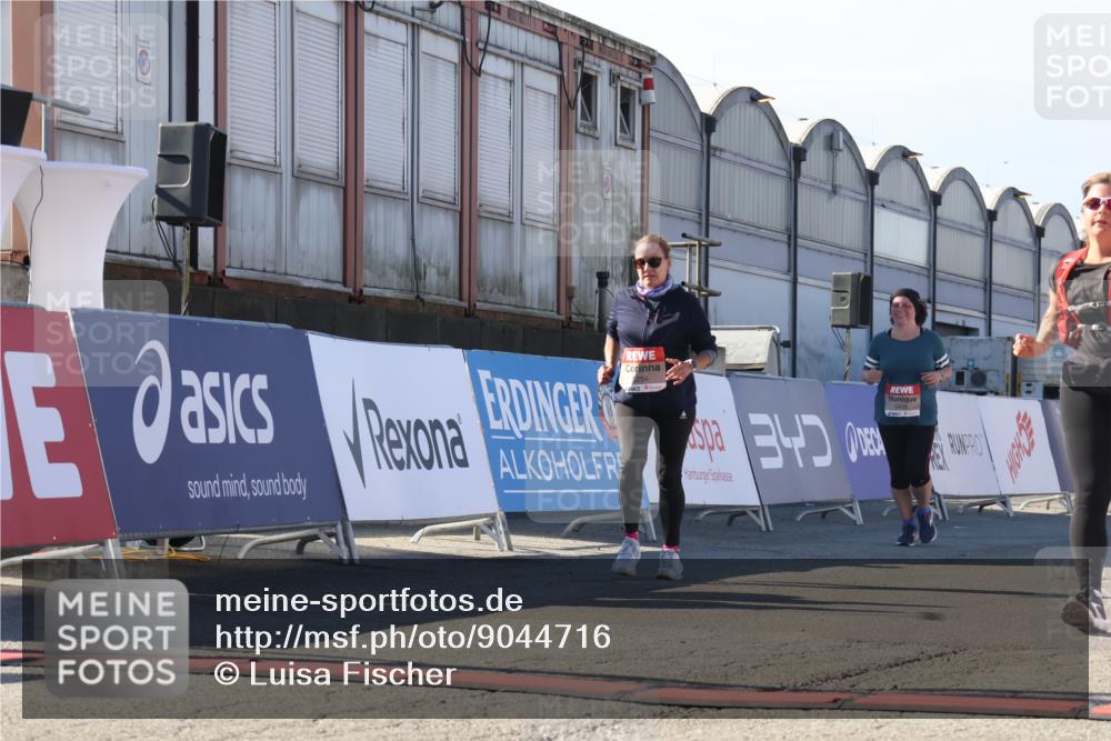 03.10.2025 - Köhlbrandbrückenlauf Luisa Fischer http://msf.ph/oto/9044716 03.10.2025 13:42:39 Ziel 5254, 5418, 6160, 6161, 6260 meine-sportfotos.de