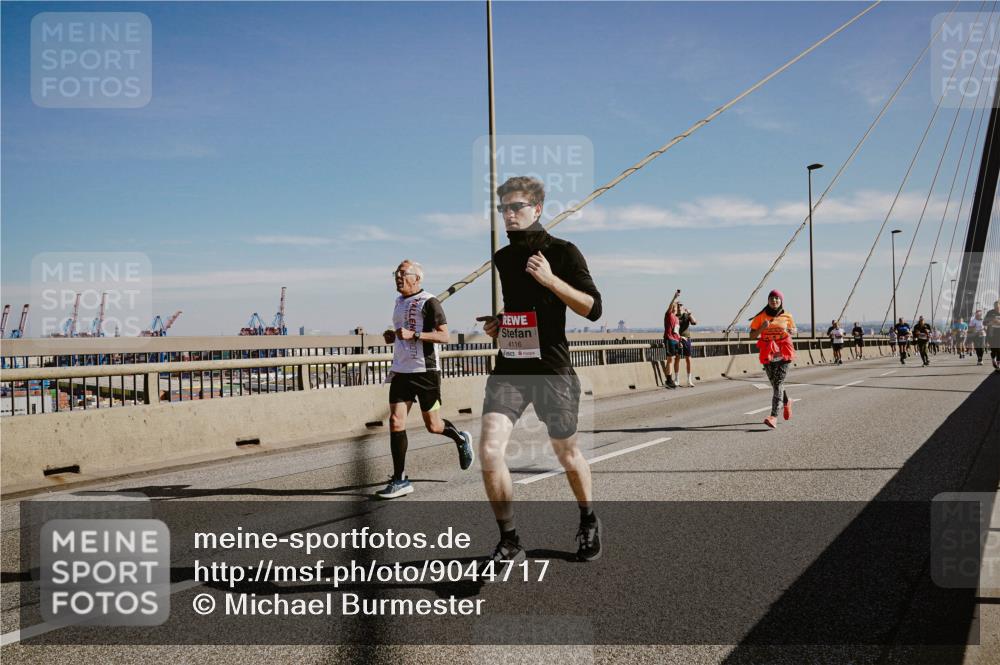 03.10.2025 - Köhlbrandbrückenlauf Michael Burmester http://msf.ph/oto/9044717 03.10.2025 12:26:38 Position 1 4116 meine-sportfotos.de