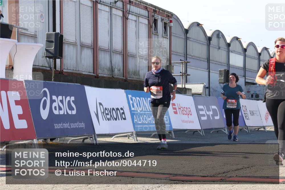 03.10.2025 - Köhlbrandbrückenlauf Luisa Fischer http://msf.ph/oto/9044719 03.10.2025 13:42:40 Ziel 5254, 5418, 6160, 6161, 6260 meine-sportfotos.de