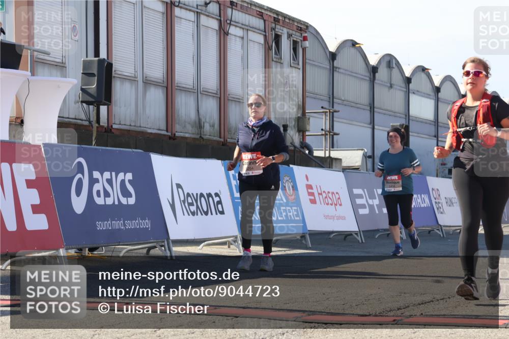 03.10.2025 - Köhlbrandbrückenlauf Luisa Fischer http://msf.ph/oto/9044723 03.10.2025 13:42:40 Ziel 5254, 5418, 6160, 6161, 6260 meine-sportfotos.de