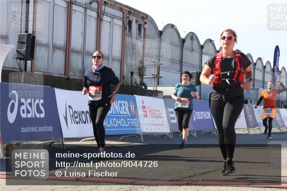 03.10.2025 - Köhlbrandbrückenlauf Luisa Fischer http://msf.ph/oto/9044726 03.10.2025 13:42:40 Ziel 5254, 5418, 6160, 6161, 6260 meine-sportfotos.de