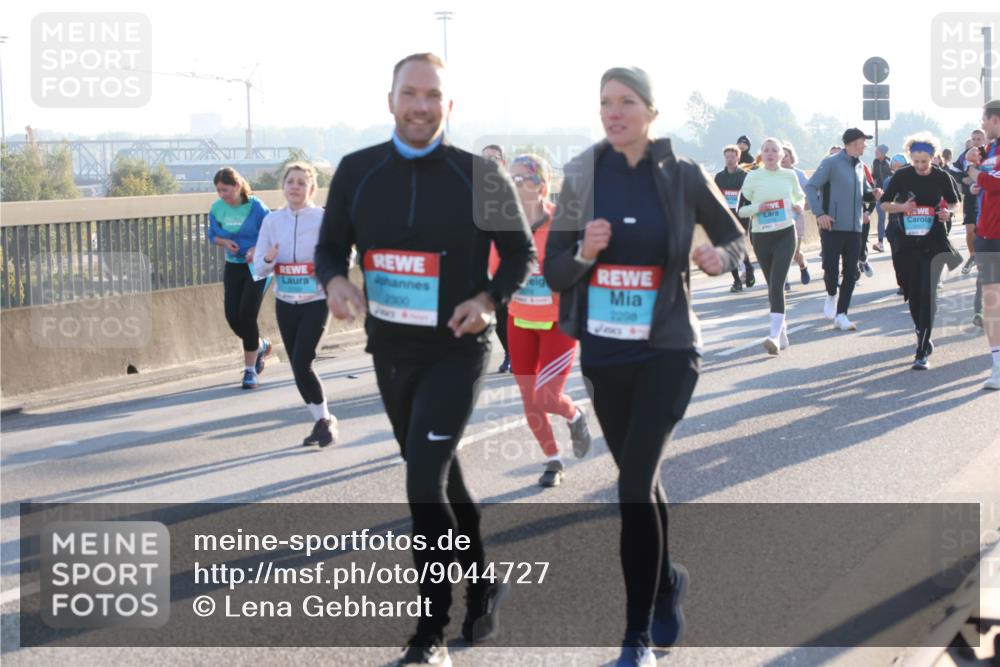 03.10.2025 - Köhlbrandbrückenlauf Lena Gebhardt http://msf.ph/oto/9044727 03.10.2025 09:27:20 Position 1 2300, 2298 meine-sportfotos.de