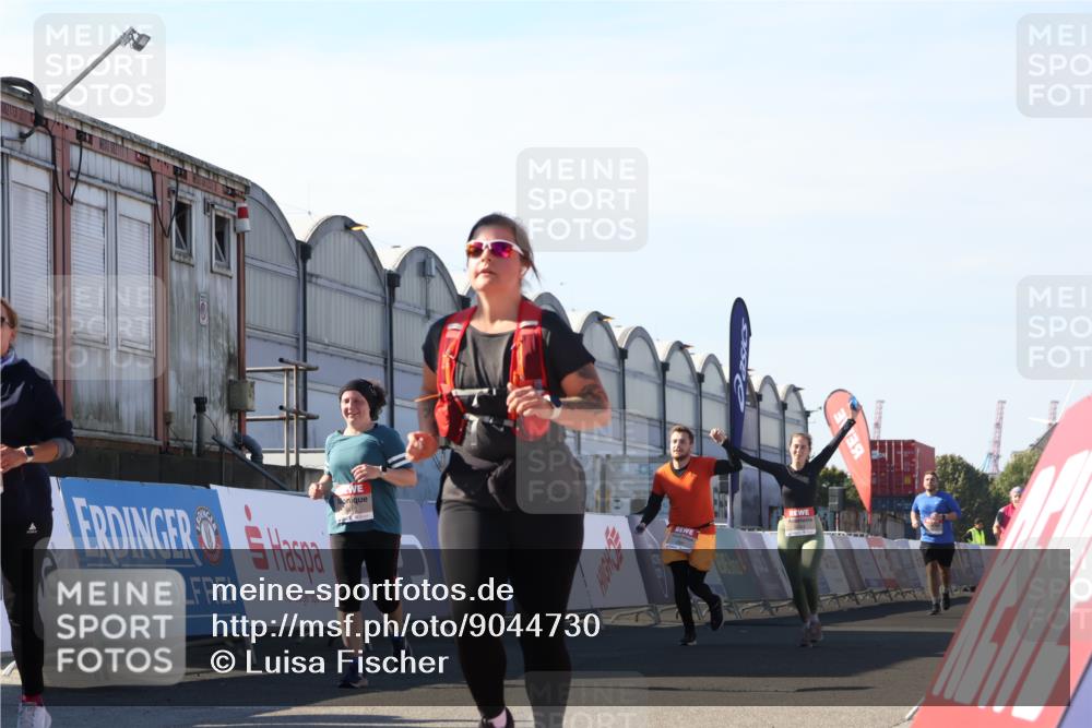 03.10.2025 - Köhlbrandbrückenlauf Luisa Fischer http://msf.ph/oto/9044730 03.10.2025 13:42:41 Ziel 4944, 5086, 5254, 5418, 6160, 6161, 6260 meine-sportfotos.de