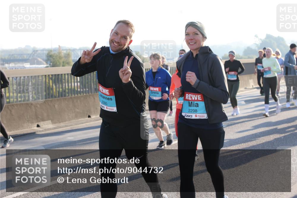 03.10.2025 - Köhlbrandbrückenlauf Lena Gebhardt http://msf.ph/oto/9044732 03.10.2025 09:27:21 Position 1 2300, 2298 meine-sportfotos.de