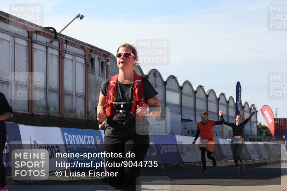03.10.2025 - Köhlbrandbrückenlauf Luisa Fischer http://msf.ph/oto/9044735 03.10.2025 13:42:41 Ziel 4944, 5086, 5254, 5418, 6160, 6161, 6260 meine-sportfotos.de