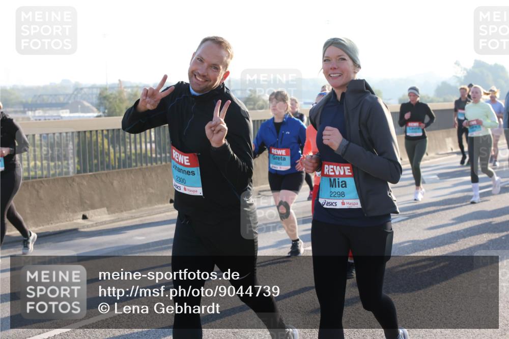 03.10.2025 - Köhlbrandbrückenlauf Lena Gebhardt http://msf.ph/oto/9044739 03.10.2025 09:27:21 Position 1 2300, 2249, 2298 meine-sportfotos.de