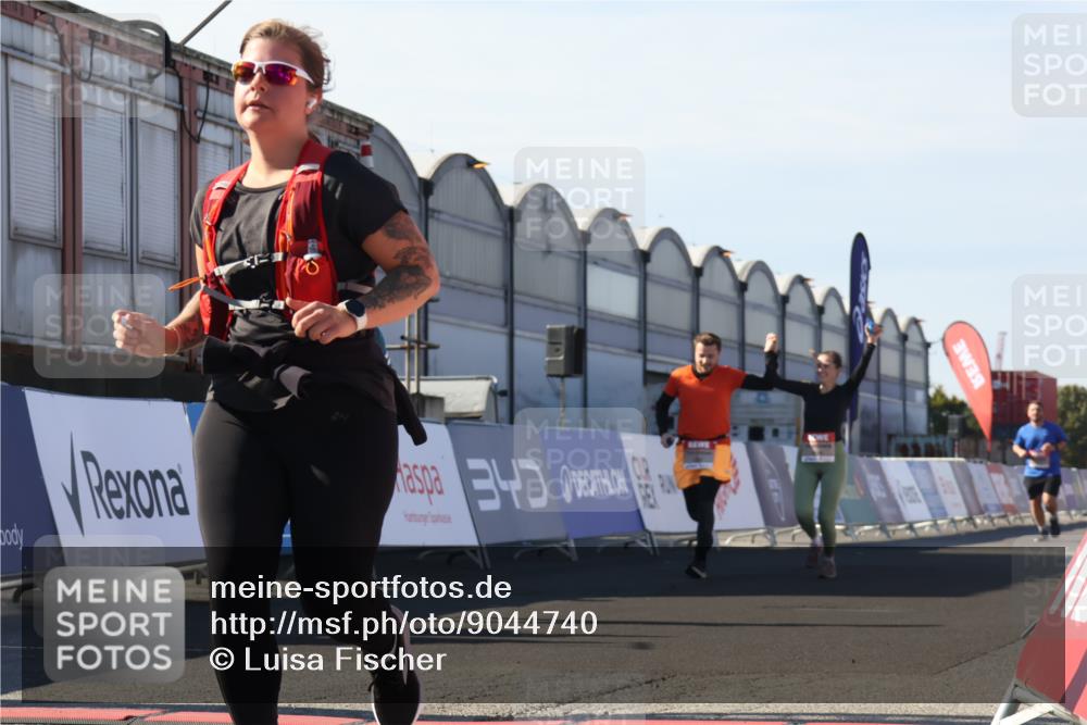 03.10.2025 - Köhlbrandbrückenlauf Luisa Fischer http://msf.ph/oto/9044740 03.10.2025 13:42:42 Ziel 4944, 5086, 5254, 5418, 6160, 6161, 6260 meine-sportfotos.de