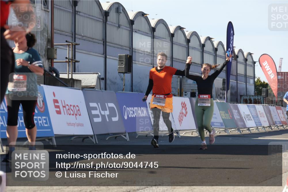 03.10.2025 - Köhlbrandbrückenlauf Luisa Fischer http://msf.ph/oto/9044745 03.10.2025 13:42:42 Ziel 4944, 5086, 5254, 5418, 6160, 6161, 6260 meine-sportfotos.de