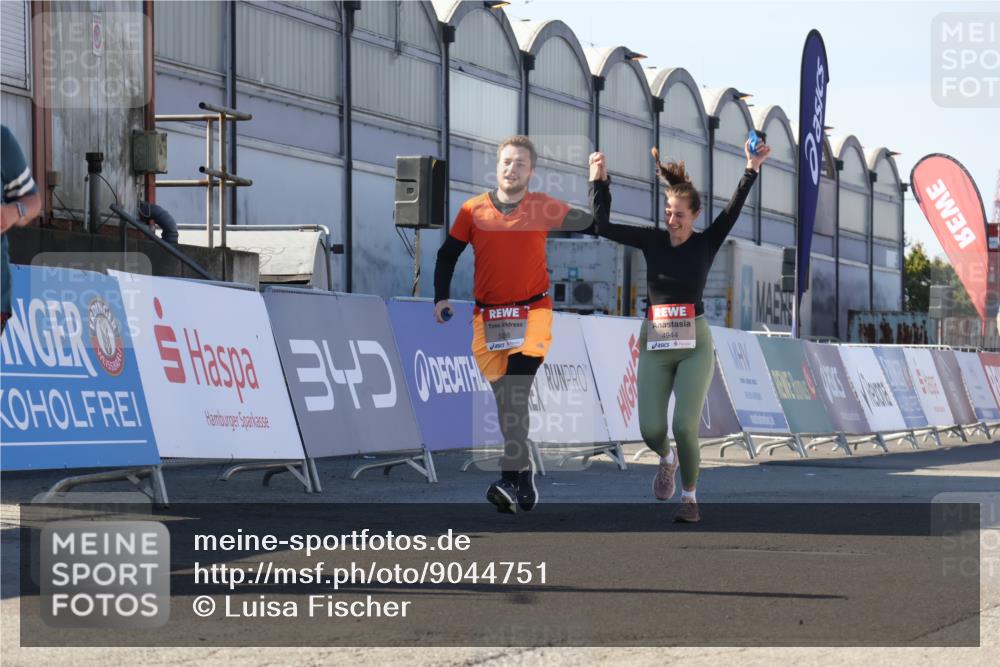 03.10.2025 - Köhlbrandbrückenlauf Luisa Fischer http://msf.ph/oto/9044751 03.10.2025 13:42:42 Ziel 4944, 5086, 5254, 5418, 6160, 6161, 6260 meine-sportfotos.de
