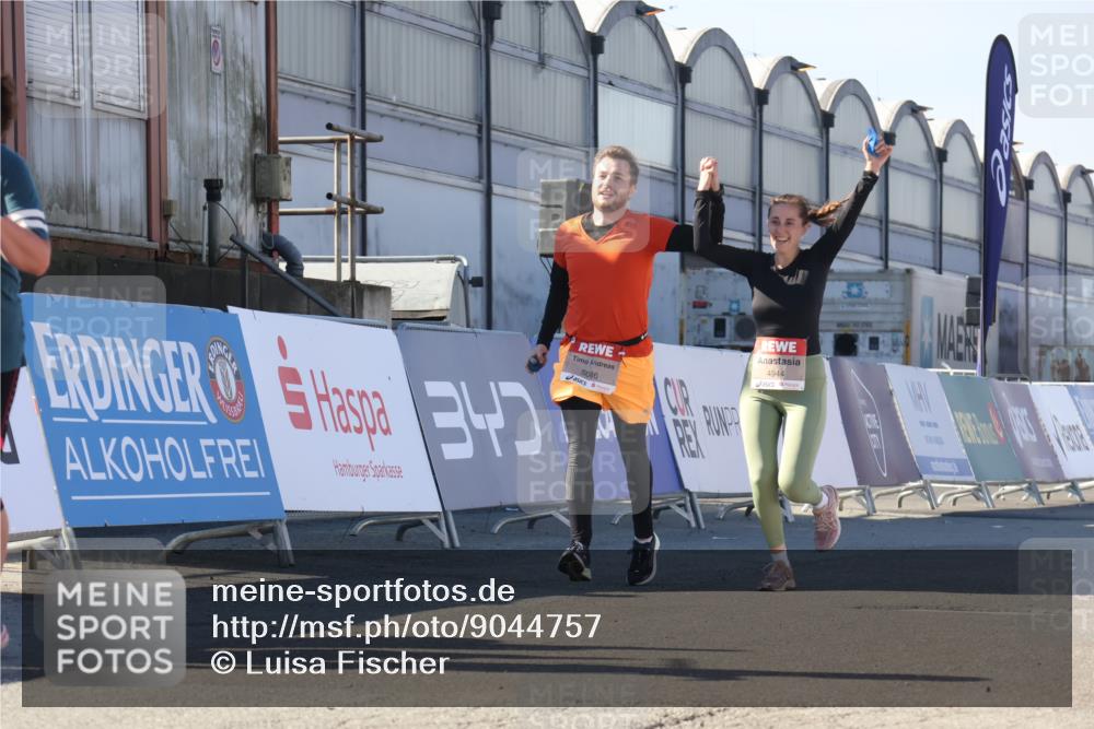 03.10.2025 - Köhlbrandbrückenlauf Luisa Fischer http://msf.ph/oto/9044757 03.10.2025 13:42:43 Ziel 4944, 5086, 5254, 5418, 6160, 6161, 6260 meine-sportfotos.de