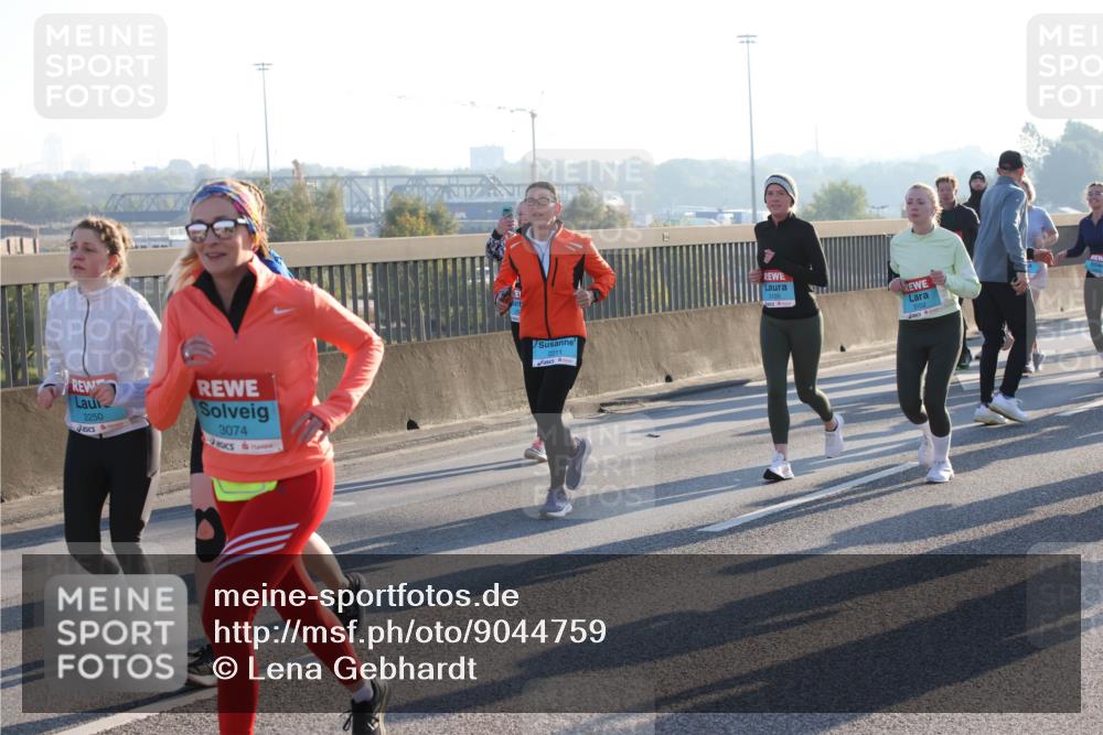 03.10.2025 - Köhlbrandbrückenlauf Lena Gebhardt http://msf.ph/oto/9044759 03.10.2025 09:27:22 Position 1 2250, 3074, 2211 meine-sportfotos.de