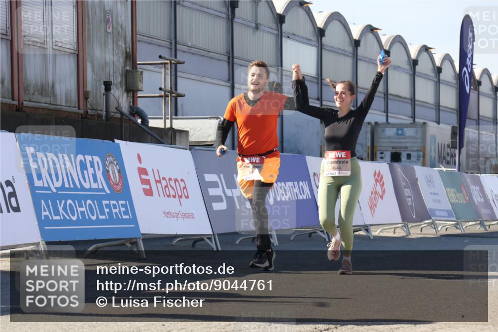 03.10.2025 - Köhlbrandbrückenlauf Luisa Fischer http://msf.ph/oto/9044761 03.10.2025 13:42:43 Ziel 4944, 5086, 5254, 5418, 6160, 6161, 6260 meine-sportfotos.de