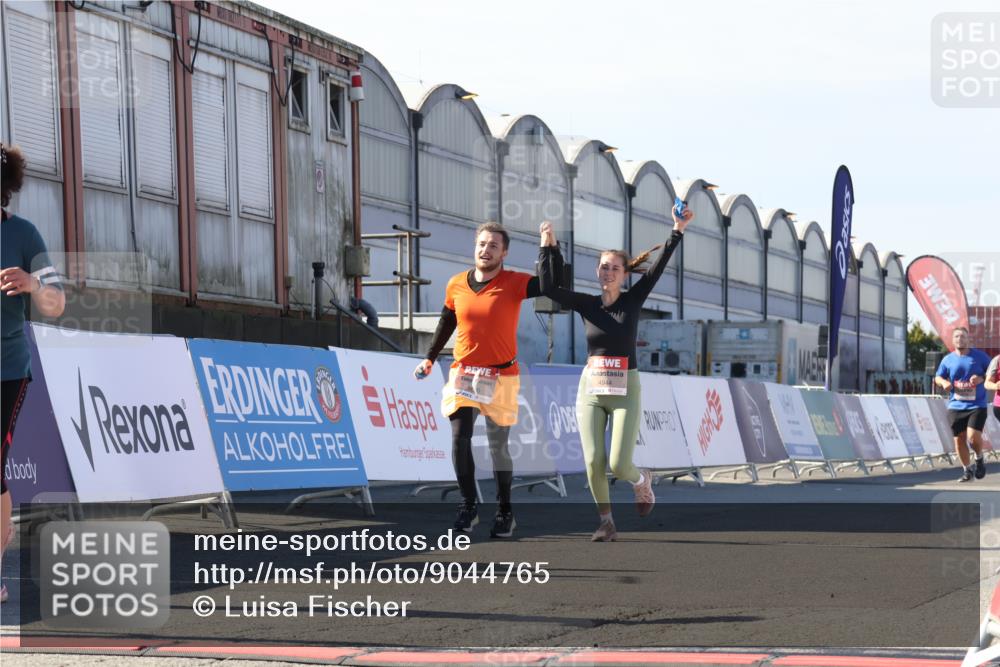 03.10.2025 - Köhlbrandbrückenlauf Luisa Fischer http://msf.ph/oto/9044765 03.10.2025 13:42:43 Ziel 4944, 5086, 5254, 5418, 6160, 6161, 6260 meine-sportfotos.de