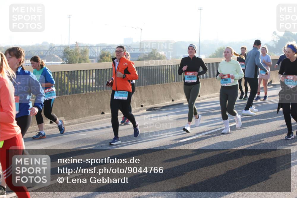 03.10.2025 - Köhlbrandbrückenlauf Lena Gebhardt http://msf.ph/oto/9044766 03.10.2025 09:27:22 Position 1 3195, 2211, 2, 3105, 3102, 2557 meine-sportfotos.de