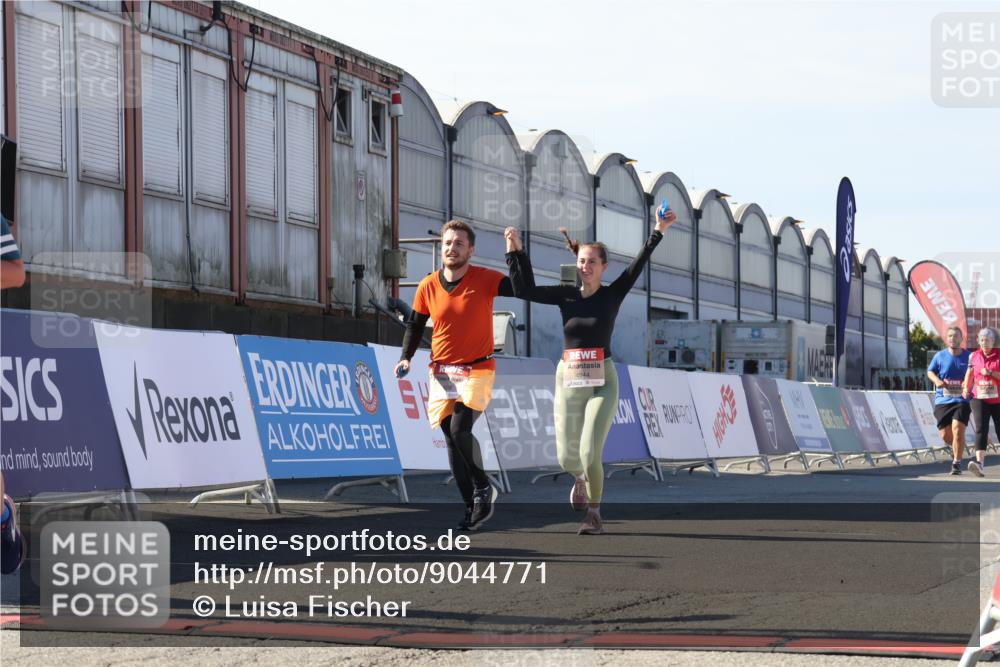 03.10.2025 - Köhlbrandbrückenlauf Luisa Fischer http://msf.ph/oto/9044771 03.10.2025 13:42:44 Ziel 4944, 5086, 5254, 5418, 6160, 6161, 6260 meine-sportfotos.de