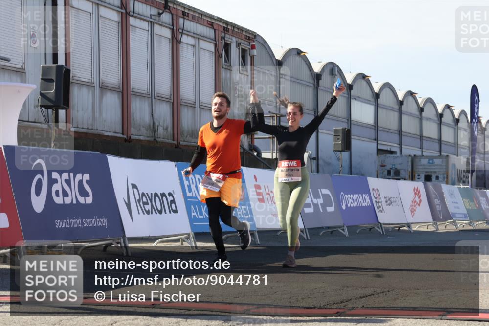 03.10.2025 - Köhlbrandbrückenlauf Luisa Fischer http://msf.ph/oto/9044781 03.10.2025 13:42:44 Ziel 4944, 5086, 5254, 5418, 6160, 6161, 6260 meine-sportfotos.de