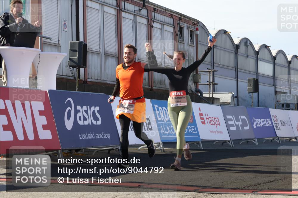 03.10.2025 - Köhlbrandbrückenlauf Luisa Fischer http://msf.ph/oto/9044792 03.10.2025 13:42:45 Ziel 4944, 5086, 5254, 5418, 6160, 6161, 6260 meine-sportfotos.de