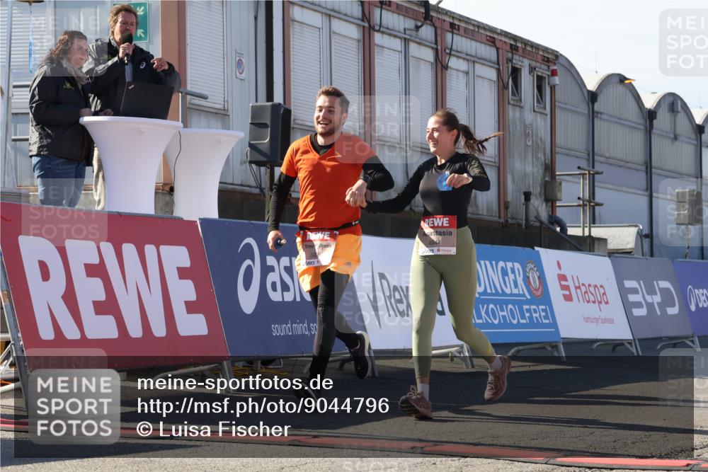 03.10.2025 - Köhlbrandbrückenlauf Luisa Fischer http://msf.ph/oto/9044796 03.10.2025 13:42:45 Ziel 4944, 5086, 5254, 5418, 6160, 6161, 6260 meine-sportfotos.de