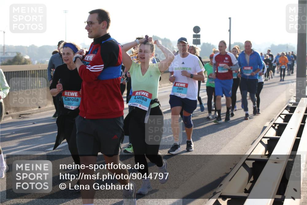 03.10.2025 - Köhlbrandbrückenlauf Lena Gebhardt http://msf.ph/oto/9044797 03.10.2025 09:27:24 Position 1 2557, 2373, 3234 meine-sportfotos.de