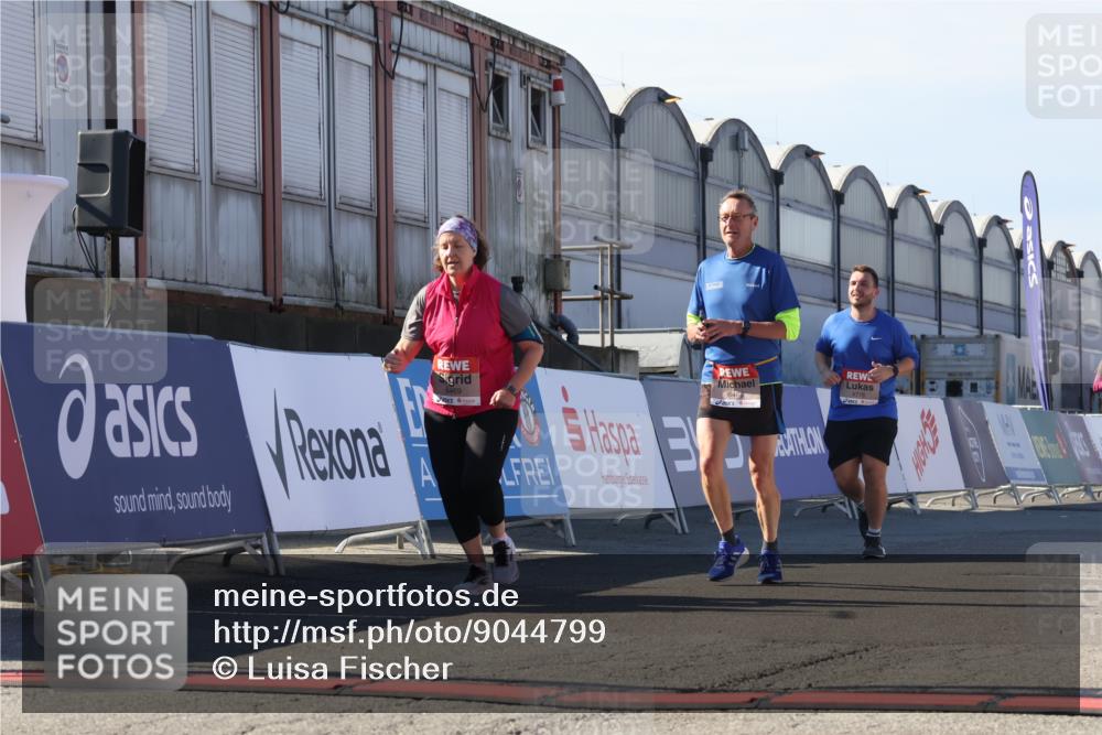 03.10.2025 - Köhlbrandbrückenlauf Luisa Fischer http://msf.ph/oto/9044799 03.10.2025 13:42:50 Ziel 4778, 4944, 5086, 5254, 5418, 6260, 6468, 6469 meine-sportfotos.de