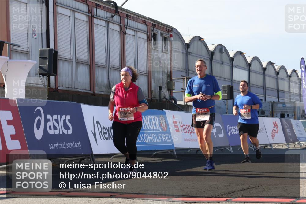 03.10.2025 - Köhlbrandbrückenlauf Luisa Fischer http://msf.ph/oto/9044802 03.10.2025 13:42:51 Ziel 4778, 4944, 5086, 5254, 5418, 6260, 6468, 6469 meine-sportfotos.de