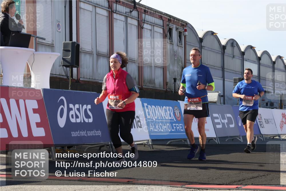 03.10.2025 - Köhlbrandbrückenlauf Luisa Fischer http://msf.ph/oto/9044809 03.10.2025 13:42:51 Ziel 4778, 4944, 5086, 5254, 5418, 6260, 6468, 6469 meine-sportfotos.de