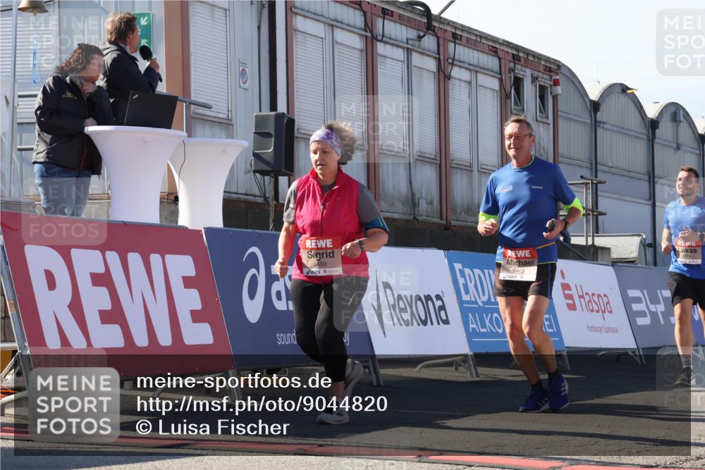 03.10.2025 - Köhlbrandbrückenlauf Luisa Fischer http://msf.ph/oto/9044820 03.10.2025 13:42:51 Ziel 4778, 4944, 5086, 5254, 5418, 6260, 6468, 6469 meine-sportfotos.de